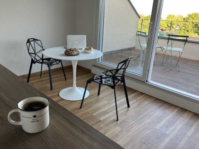 Erstbezug nach Sanierung und Einbauküche: Stilvolle 2-Zimmer-DG-Wohnung mit geh. Innenausstattung