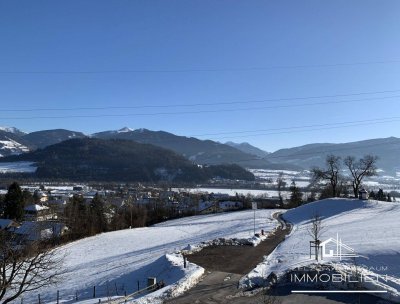 NEUBAUWOHNUNG AUF EINER KLEINEN ANHÖHE MIT AUSBLICK