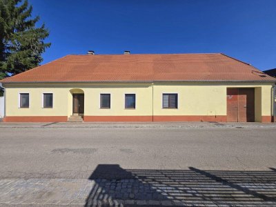Wohnen, Arbeiten, Genießen – vielseitiges Zuhause in Vierkanthof-Struktur mit begrüntem Innenhof und großer Einfahrt