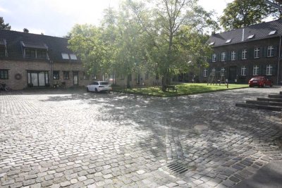 ALBERT WOLTER 1919 IVD, Köln-Rondorf, traumhaftes Wohnen in historischer Hofanlage