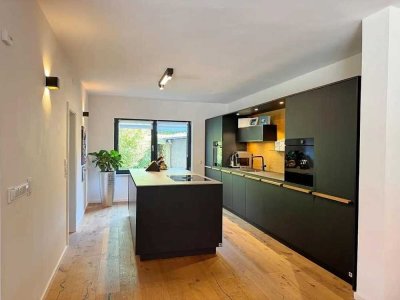 Zukunftssicheres Design-Atriumhaus: Klasse B, 12kWp PV, Klima, Kamin & Einlieger-Option