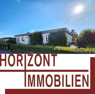 = H = FREISTENDES BUNGALOW MIT GARTEN, GARAGE UND WEITBLICK INS GRÜN-LAGE! = H =