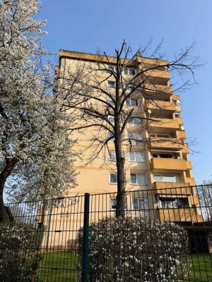 Frisch renovierte 2-Zimmer-Wohnung mit Balkon, Aufzug und Stellplatz sucht neuen Mieter