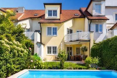 Provisionsfrei - Exklusives Mittelreihenhaus mit Pool, Sauna &amp; Tiefgarage - Eigengrund