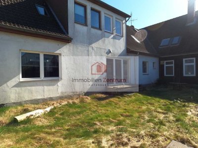 Zweifamilienhaus mit 7 Garagen auf großem Grundstück