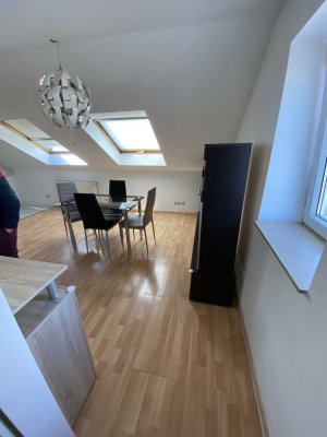 Freundliche, kleine 2-Zimmer-DG-Wohnung zur Miete