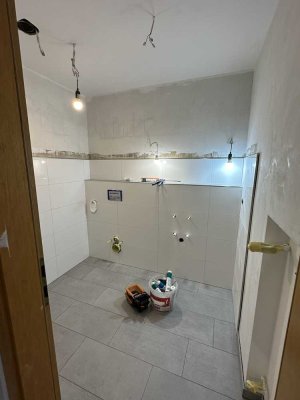 Anfragen bitte nur per Mail mit Infos zu ihrer Person! Komplett renovierte 3 Zimmerwohnung