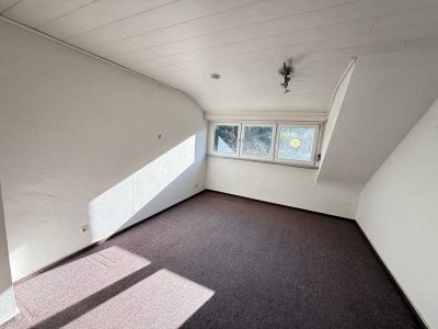Renovierungsbedürftige 3-Zi.-DG-Whg. mit Balkon * Garage + Stpl. * Gartenanteil * Top Wohnlage *