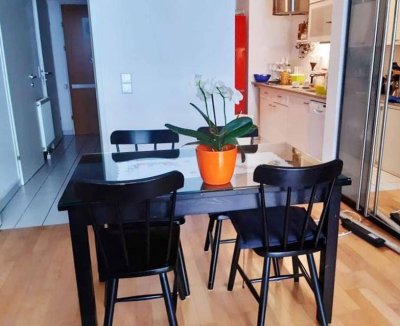 Sehr schöne, helle, möblierte, barrierefreie und gut geschnittene 2 Zimmer Wohnung mit Loggia