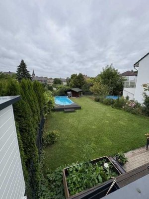Geschmackvolle 2-Raum-Hochparterre-Wohnung mit Balkon, Garten und traumhaften Pool in Lippstadt