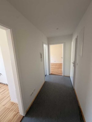 Zwei Zimmer in Pfersee: Helle Dachgeschosswohnung mit Balkon