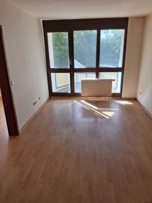 Charmante kleine Wohnung mit Balkon, Aufzug und TG-Stellplatz in München- Allach!