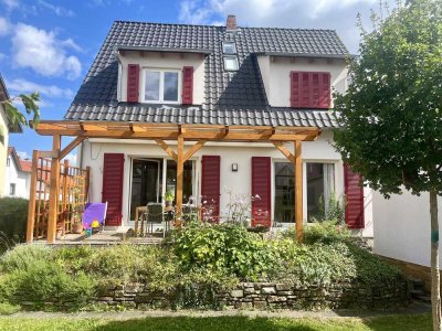 Von Privat: Freistehendes Einfamilienhaus mit Doppelgarage in ruhiger Blicklage