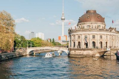 Helles Penthouse mit großer Fensterfront an ruhiger Straße mit Wannenbad und LIft