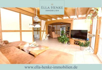 Schönes,  gepflegtes Einfamilienhaus im Landhausstil mit Keller + 2 Garagen auf großem Grundstück.