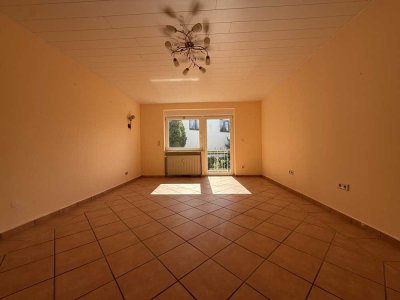 Große 4-Zimmer-Wohnung mit kleiner Terrasse und Gartenanteil in ruhiger Wohnlage