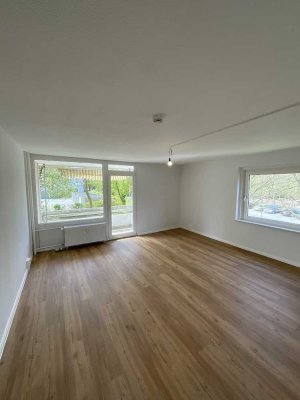Sanierte große 2,5 Zimmer Wohnung ideal für eine Familie.