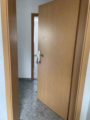 Modernisierte Wohnung mit vier Zimmern sowie Balkon und EBK in Köln