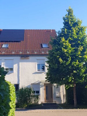 Reiheneckhaus mit großem Garten in ruhiger Lage und 4 Stellplätze