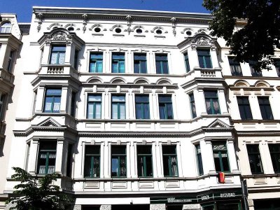 großzügige Wohnung mit Balkon und Laminat