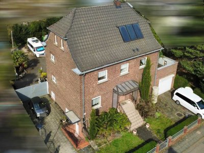 Großzügiges Zweifamilienhaus mit beeindruckendem Gartenparadies – Wohnen und Leben in Porz-Wahn