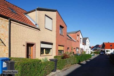 Freistehendes 2-Familienhaus nebst Garage