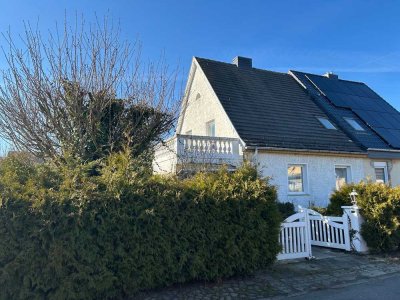 Doppelhaushälfte in Toplage! - Großes Grundstück, Pool &amp; viel Potenzial