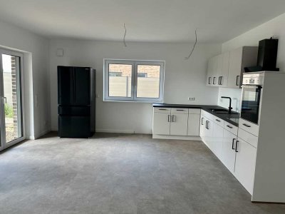 Erstbezug mit Balkon und EBK: Geschmackvolle 2-Zimmer-Erdgeschosswohnung mit geh. Innenausstattung
