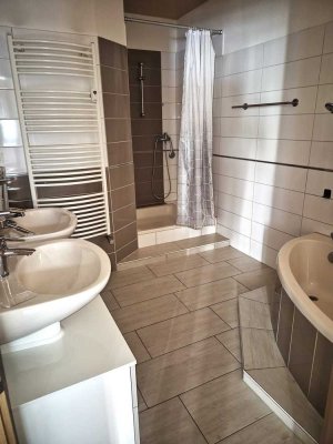 Schöne und vollständig renovierte 4-Raum-EG-Wohnu mit geh. Innenausstattung in Oelsnitz/Vogtland