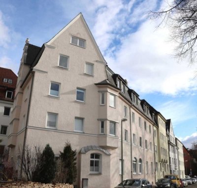 Helle 2-Zimmer Altbau Wohnung mit grossem Bad, Wohnküche, frisch renoviert