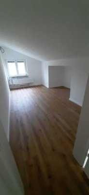 Neu renovierte Dachgeschosswohnung mit drei Zimmern in Göppingen
