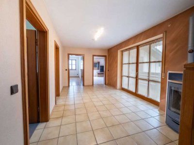 Wohnen mit Gartenidylle & Bachlauf – 3-Zimmer-Wohnung mit Charme, Kamin & PV-Anlage