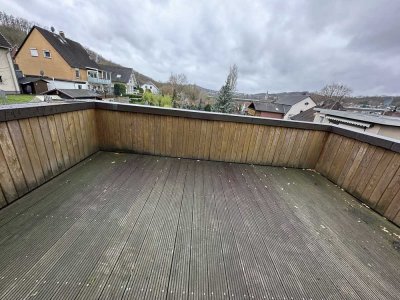 Gemütliche ca. 75 m², 3 Zimmerwohnung, 2. OG mit Dachterrasse und Garage