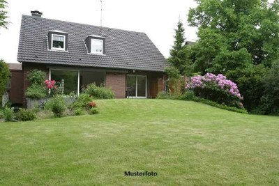 Wohnhaus mit 2 Garagen - ohne Provision!