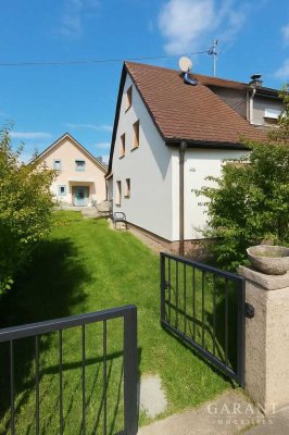 Charmante Doppelhaushälfte mit Garten, Werkstatt & Garage in Augsburg-Göggingen