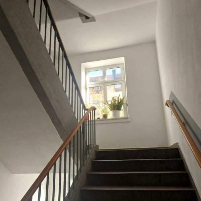 Großzügige 4 Zimmerwohnung  mit hohen Decken und Außenstellplatz zu verkaufen