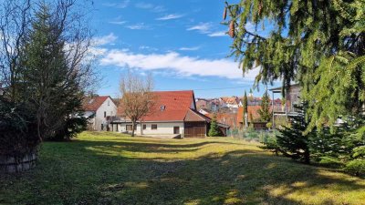 Großzügiges Ein- oder Zweifamilienhaus mit viel Platz und Garten