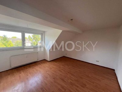 Renovierte Eigentumswohnung mit exklusivem Zugang und Spitzboden