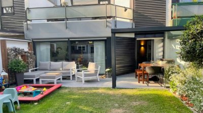 Reihenhaus mit Split-Level-Architektur, Kamin und Garage