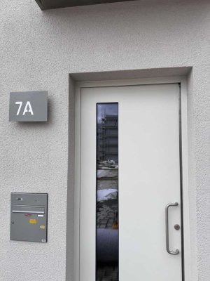 ERSTBEZUG! Eigener Eingang - Schöne 4-Zimmer-Wohnung mit Terrasse und Garten