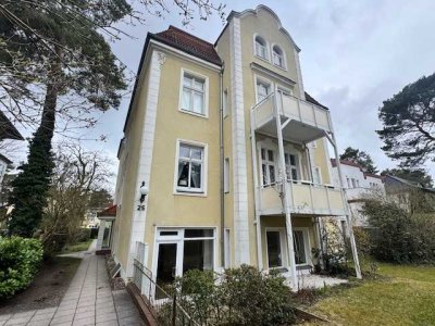 Schlachtensee Bestlage: Charmante 3-Zimmer-Wohnung im Halbsouterrain mit Terrasse