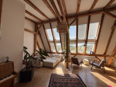 Zwischenmiete: Helle geräumige Dachgeschosswohnung mit großer Terrasse & Blick ins Grüne