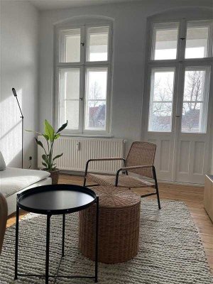 Helle Wohnung mit moderner Möblierung und Balkon