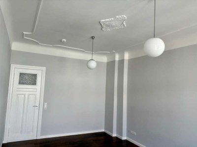 Bezugsfreie 2-Zimmer-Altbauwohnung nahe Volkspark Friedrichshain mit Balkon und Fernsehturmblick