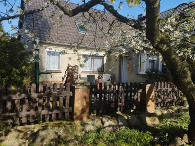 Wohnhaus mit 2 Whg. an Ortsrandlage und Ausbaureserve