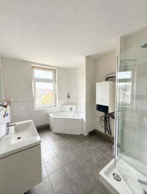 Lichtdurchflutete, sanierte 2 Zi.-Wohnung mit großem Balkon unmittelbar zur Schweizer Straße