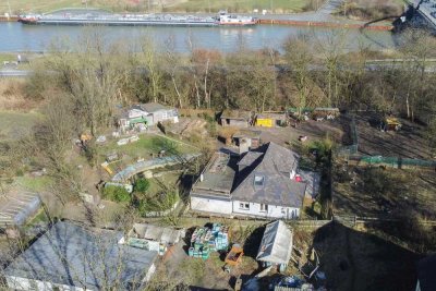 Idyllisches Anwesen mit Kanalblick: Wohnen und Gewerbe auf großzügigem Grundstück