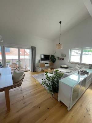 Hochwertige Dachgeschosswohnung mit drei Zimmern und großem Balkon
