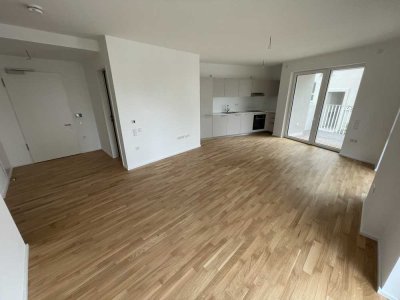 Neubau- Rollstuhlgerechte 3-ZKB-Wohnung mit Einbauküche und Balkon