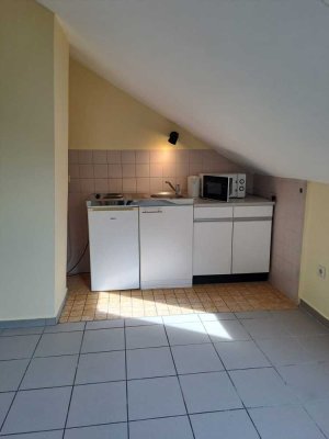 KLEINE MONTEURWOHNUNG, 40 QM MIT 2 ZIMMERN, KÜCHE, BAD, 2 PERSONEN- WG AB SOFORT